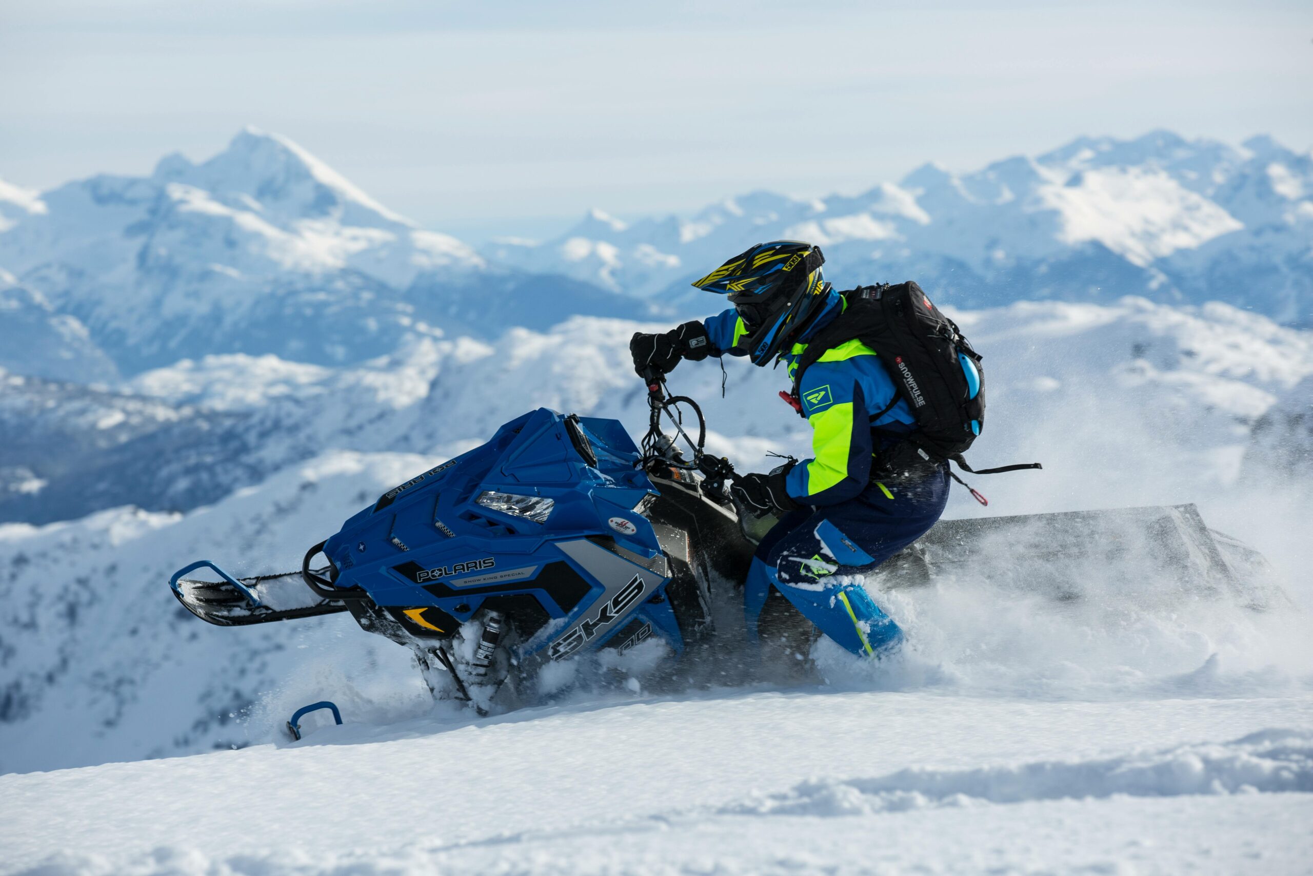 ride-snowmobile-at-night